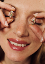 Load image into Gallery viewer, Gaia bague 2 Pivoine, tsavorites, diamants blancs, saphirs roses, porté 2
