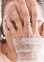 Load image into Gallery viewer, Bague Gaia 3 or recyclé 18 carats et diamant, porté
