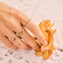 Load image into Gallery viewer, Bague Gaia 6 rouge or jaune, émeraudes, saphirs roses et rubis porté 2
