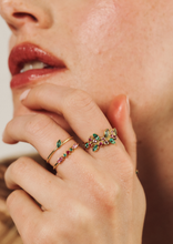 Load image into Gallery viewer, Bague Gaia 6 rouge or jaune, émeraudes, saphirs roses et rubis porté 1
