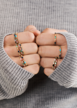 Load image into Gallery viewer, Bague Gaia 2 Bleue avec saphir bleu marine, émeraude, salt &amp; pepper et turquoise porté 1
