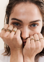 Load image into Gallery viewer, Bague Gaia 2 marine or jaune, saphirs bleus et émeraudes porté
