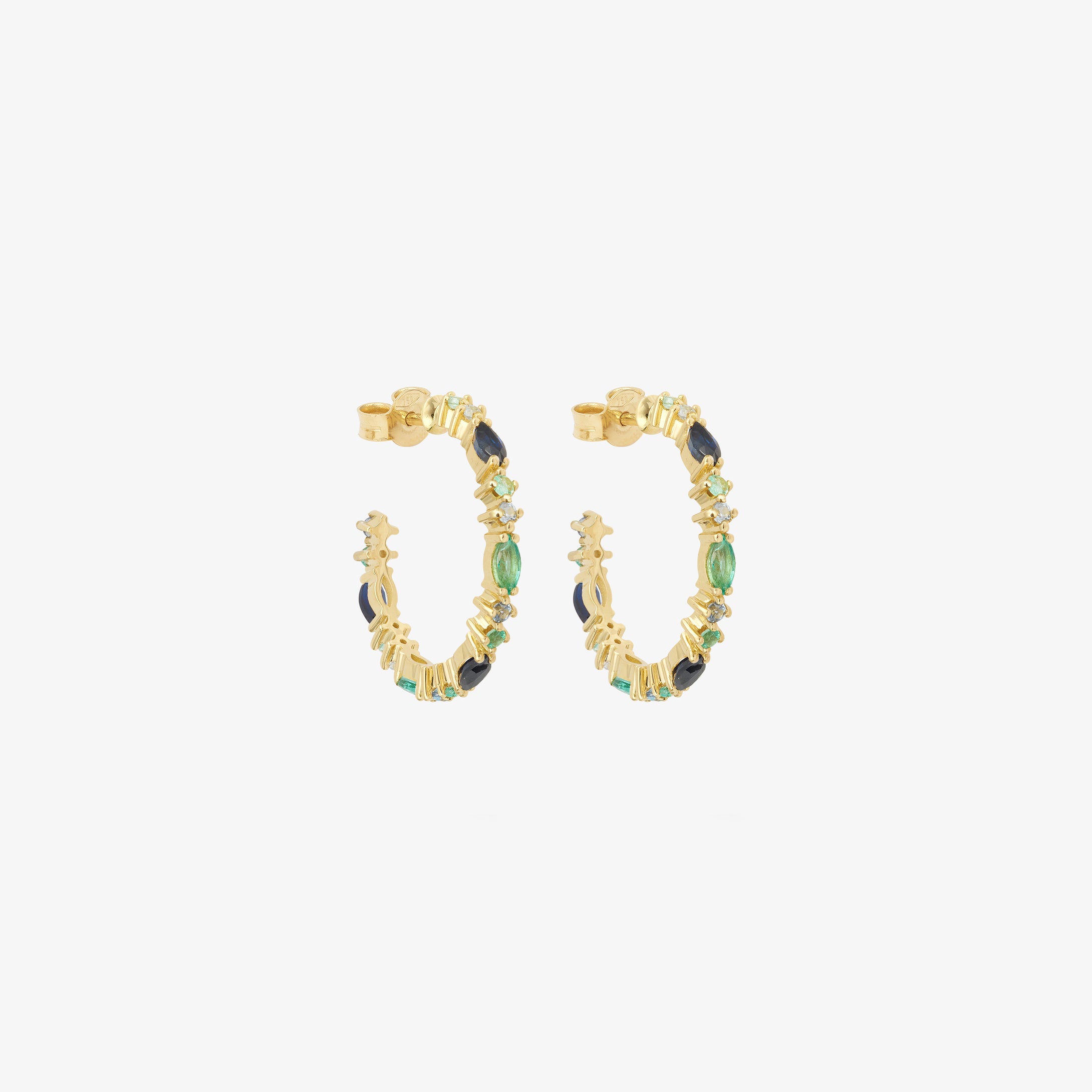 Boucles d'oreilles créoles Gaia or jaune, émeraudes, saphirs bleu ciel et bleu marine profil