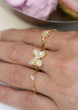 Load image into Gallery viewer, Bague Georgia 1 or recyclé 18 carats et diamants portée
