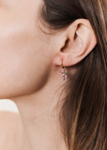 Load image into Gallery viewer, Boucles d’oreilles Georgia or jaune, émeraudes et saphirs roses porté
