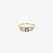 Load image into Gallery viewer, Ginger Bague 2 Bleue, or jaune, saphir bleu, diamant salt and pepper, face
