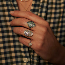 Load image into Gallery viewer, Bague Luna 1 bleue or jaune, émail blanc, saphirs verts et bleus porté
