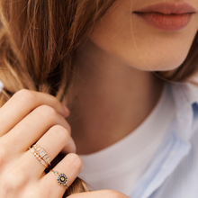 Load image into Gallery viewer, Bague Luna 1 verte or jaune, émail noir, émeraudes et saphirs bleus porté 4
