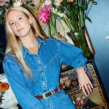 Load image into Gallery viewer, Mini Boucle d&#39;oreilles 2 Lilas or jaune 18 carats, saphirs roses, saphir lavande, émeraude porté 2
