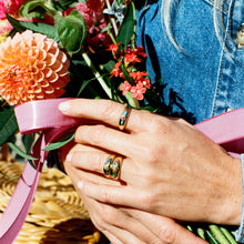 Load image into Gallery viewer, Miniflower Bague 2 Turquoise en or 18 carats avec turquoises, saphirs roses et rubis porté 1
