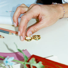 Load image into Gallery viewer, Miniflower Bague 2 Turquoise en or 18 carats avec turquoises, saphirs roses et rubis porté 2
