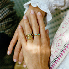 Load image into Gallery viewer, Miniflower Bague 2 Turquoise en or 18 carats avec turquoises, saphirs roses et rubis porté 3
