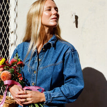 Load image into Gallery viewer, Miniflower Bague 2 Turquoise en or 18 carats avec turquoises, saphirs roses et rubis porté 4
