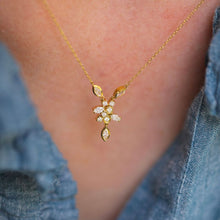 Load image into Gallery viewer, Camélia Collier 1 diamant or jaune, diamants blancs, Porté 1
