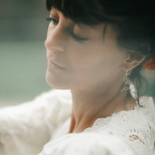 Load image into Gallery viewer, Boucle d&#39;oreilles Fleur Libre or 18k émeraude rubis saphir rose saphir jaune Sophie d&#39;Agon porté 2
