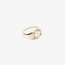 Load image into Gallery viewer, La chevalière Rainbow se féminise avec un pavage de pierres précieuses multicolores. Pour un porter actuel, elle habille votre annulaire ou votre majeur, et pour un coté plus rock elle sera du meilleur effet à l'annulaire.
