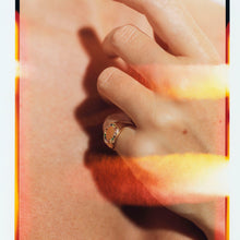Load image into Gallery viewer, La chevalière Rainbow se féminise avec un pavage de pierres précieuses multicolores. Pour un porter actuel, elle habille votre annulaire ou votre majeur, et pour un coté plus rock elle sera du meilleur effet à l'annulaire.
