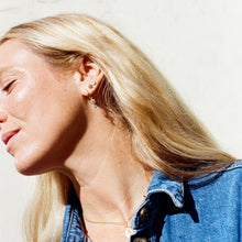 Load image into Gallery viewer, Miniflower boucles d&#39;oreilles 4 Hibiscus or jaune 18 carats, saphirs cognacs et saphir jaune porté 2
