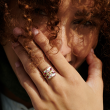 Load image into Gallery viewer, Bague Rita 2 Rose or jaune, Rubis, saphirs roses, email et diamants Porté 1
