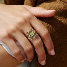 Load image into Gallery viewer, Bague Rita 1 verte or jaune, saphirs, émeraudes et diamants Porté 1
