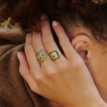 Load image into Gallery viewer, Bague Rita 1 verte or jaune, saphirs, émeraudes et diamants Porté 3
