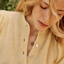 Load image into Gallery viewer, Collier Rita 1 Vert or 18k emeraude, saphir, diamants porté 1
