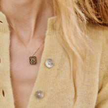 Load image into Gallery viewer, Collier Rita 1 Vert or 18k emeraude, saphir, diamants porté 2
