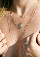 Load image into Gallery viewer, Chaîne de corps Sabina, extra longue, or jaune 18 carats, étoile de mer diamants blancs, poisson turquoise naturelle, portée 3
