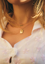 Load image into Gallery viewer, Collier Tarot, or jaune 18 carats, saphir rose, saphir jaune, émeraude, diamants blancs, porté 5
