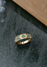 Load image into Gallery viewer, Bague Ani 3 Hydra en or 18k avec émeraudes, saphirs bleu, diamants blancs porté 

