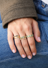 Load image into Gallery viewer, Bague Ani 3 Hydra en or 18k avec émeraudes, saphirs bleu, diamants blancs porté 
