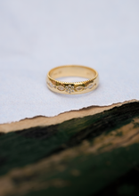 Load image into Gallery viewer, Alliance Miniflower Love 4 , or jaune 18 carats, diamants blancs nature-morte
