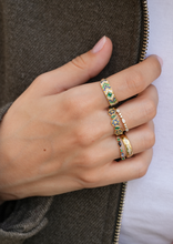 Load image into Gallery viewer, Alliance Miniflower Love 4 , or jaune 18 carats, diamants blancs Porté 6
