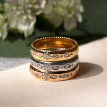 Load image into Gallery viewer, Alliance Miniflower Love 4 or blanc 18k recyclés avec diamants blancs
