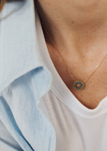 Load image into Gallery viewer, Collier Yellowstone or jaune, émeraudes et saphirs porté 1
