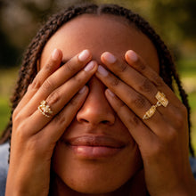 Load image into Gallery viewer, Ava bague 2 diamant or jaune, diamants, porté 2
