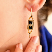 Load image into Gallery viewer, Boucles d'oreilles Ava or jaune, émail noir, diamants noirs et champagne, saphirs jaunes portées
