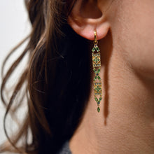 Load image into Gallery viewer, Boucles d’oreilles Ava or jaune, saphirs bleus, jaunes et tsavorites portées
