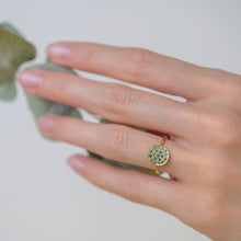 Load image into Gallery viewer, Bague Babystone 1 verte or jaune, émeraudes et saphirs bleus portée 1
