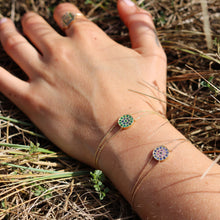 Load image into Gallery viewer, Bracelet Babystone or jaune, saphirs bleus et roses porté 2
