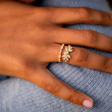 Load image into Gallery viewer, Camélia bague 1 diamant or jaune, diamants porté 2
