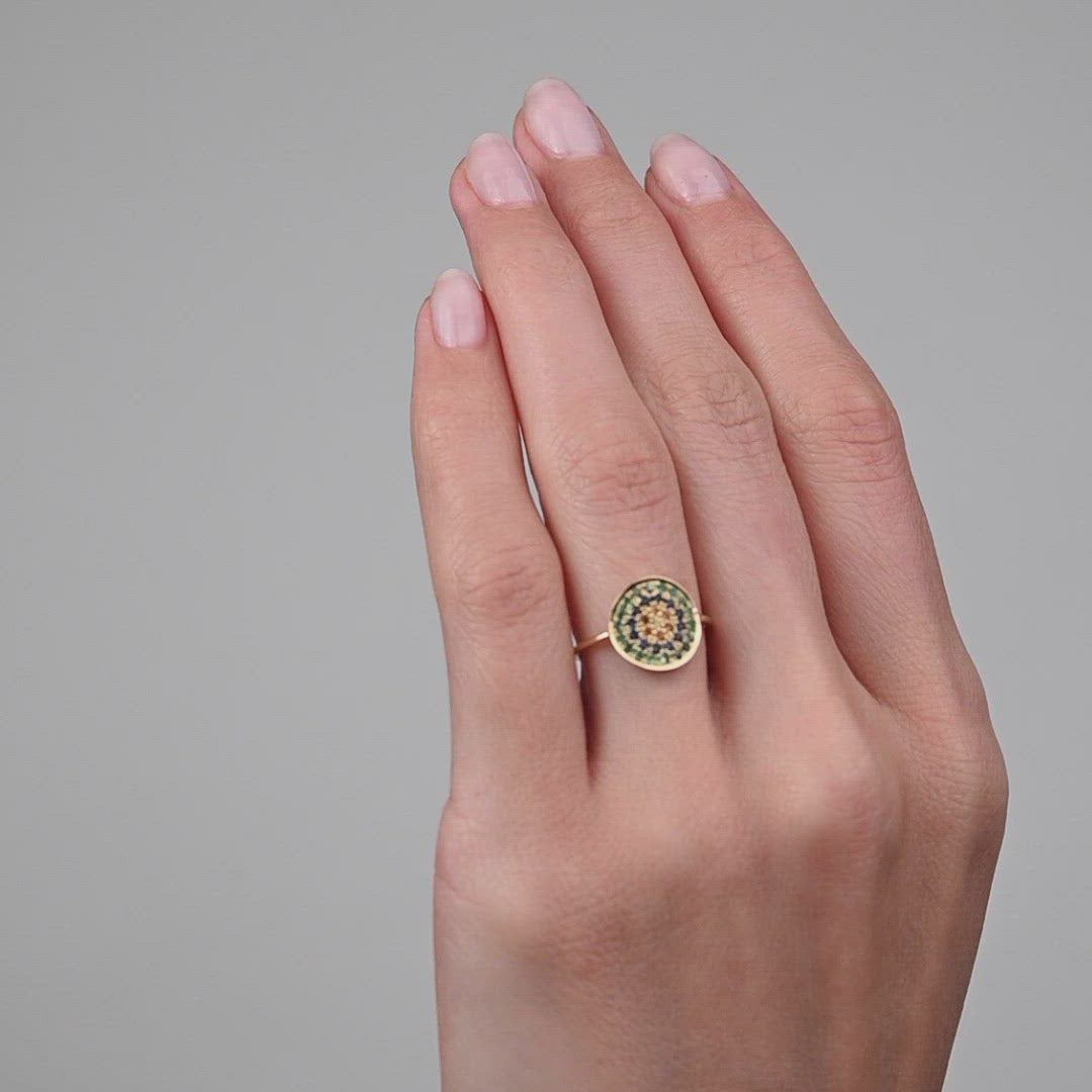 Bague Yellowstone 1 verte or jaune, émeraudes, saphirs cognac, jaunes et bleus, vidéo 