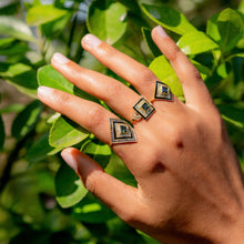 Load image into Gallery viewer, Ginger bague 3 forêt, émail, saphirs, diamants salt &amp; pepper, porté 2
