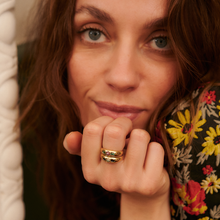 Load image into Gallery viewer, Bague Miniflower, or 18 carats, émeraude, rubis et saphir, porté 3
