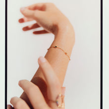 Load image into Gallery viewer, Bracelet Rainbow or jaune, rubis, saphirs rose, violet, jaune, bleu et émeraude porté
