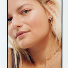 Load image into Gallery viewer, Collier choker Rainbow or jaune, rubis, saphirs roses, violets, jaunes, bleus et émeraudes porté
