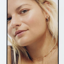 Load image into Gallery viewer, Boucle d&#39;oreille créole Rainbow, or jaune, émeraudes et saphirs multicolores portée
