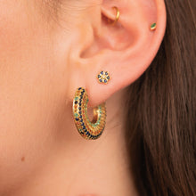 Load image into Gallery viewer, Boucles d&#39;oreilles Yellowstone 2 bleues, or jaune, émeraudes et saphirs portées 1
