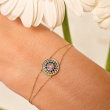 Load image into Gallery viewer, Bracelet Yellowstone or jaune, saphirs bleus, cognac, jaune et émeraudes porté
